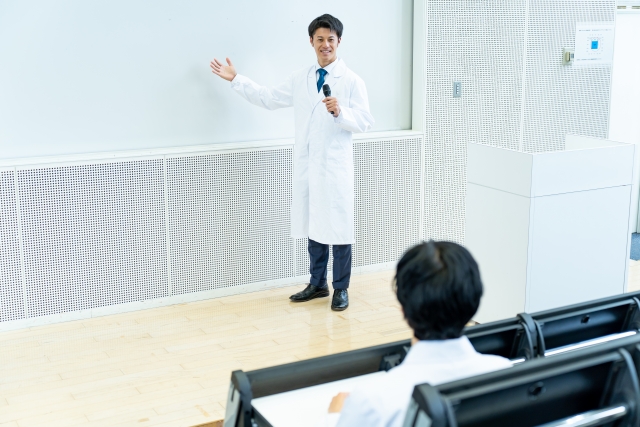 医療講義を行う研究者